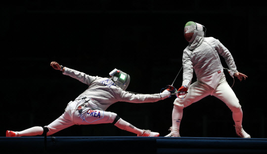 10일(현지시간) 브라질 리우데자네이루 바하 카리오카 경기장 3에서 열린 2016 리우올림픽 펜싱 남자 개인 사브르 동메달 결정전에서 한국 김정환이 이란 모이타바 아베디니를 상대로 공격하고 있다. 사진=연합뉴스